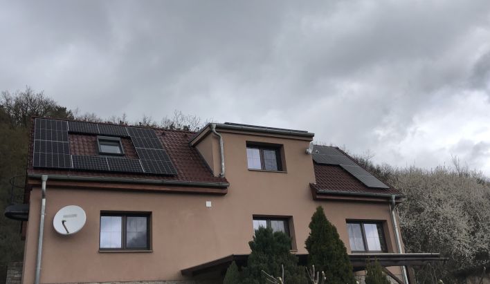 Realizace fotovoltaiky: RD Nesvačily u Berouna