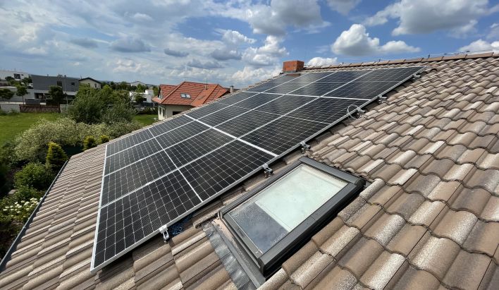 Realizace fotovoltaiky: RD ve Zbuzanech u Prahy
